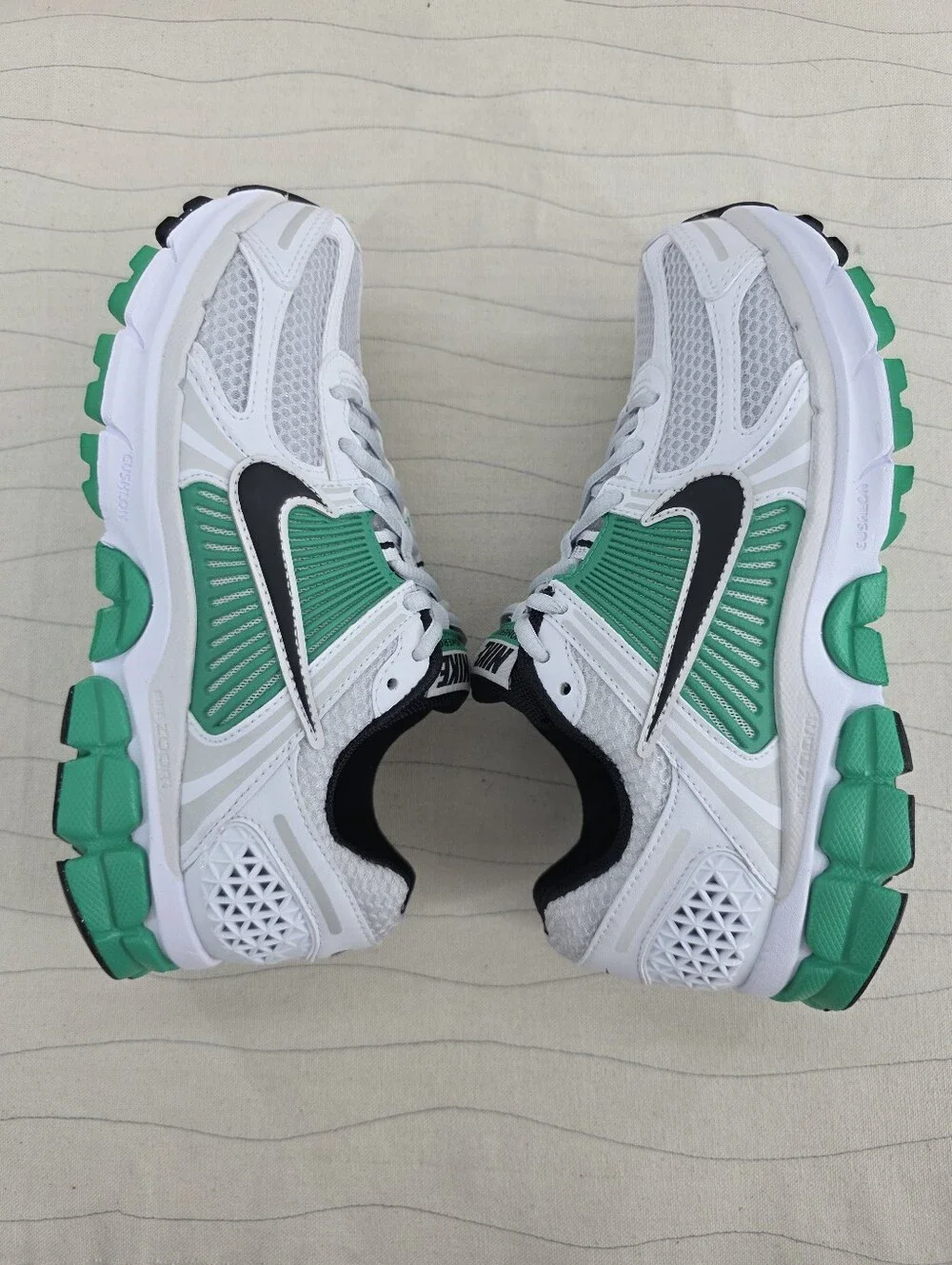 Nike Womens Zoom Vomero 5 White Green Sneakers Shoes Fj2028-102 Size 6 NEW